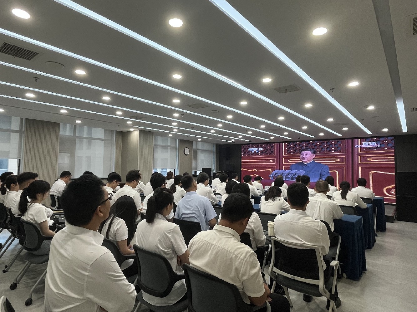 河南航空港发展投资集团集中观看阅兵盛况：铭记历史伟大胜利 凝心聚力港区发展